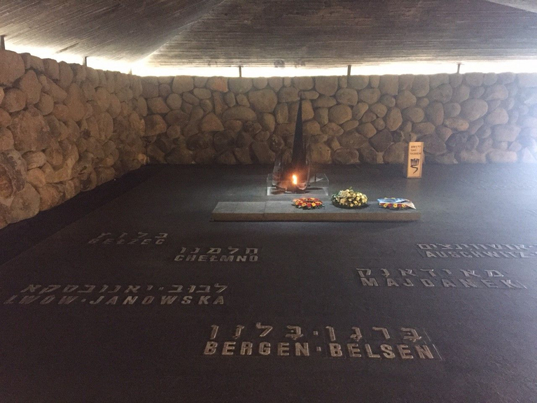 Die Gedenkhalle in Yad Vashem, in der vor allem offizielle Gedenkfeiern mit Staatsoberhäuptern abgehalten werden. Auf dem Boden sind die Namen verschiedener Konzentrationslager abgebildet.